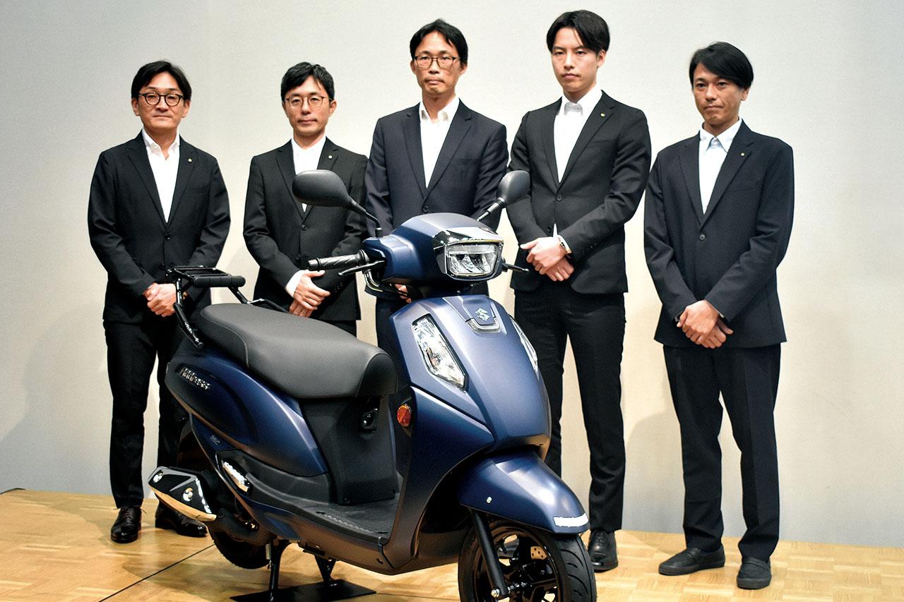 画像: スズキ株式会社の開発陣の皆さん。写真左から順に、斉藤 航平氏（デザイン）、山口 順平氏（エンジン）、田鍬 洋介氏（チーフエンジニア）、副松 春佑氏（エンジン）、佐久間征耶氏（車体）