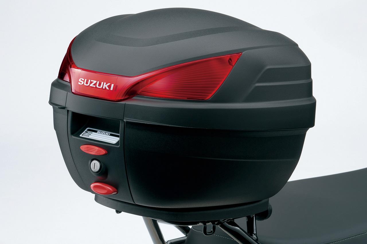 画像: ▲標準装備のリアキャリアにジャストフィットする27L容量のボックス。取付には別売のアダプタープレート（6270円）が必要。