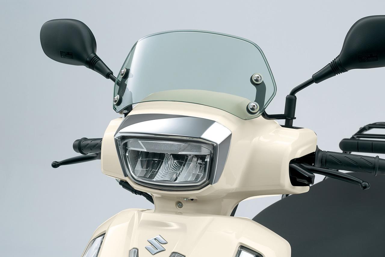 画像: ▲おしゃれなフロントマスクにマッチしたデザインのショートスクリーン。色はクリアでポリカーボネイト製。走行風から胸元をガードしてくれる。