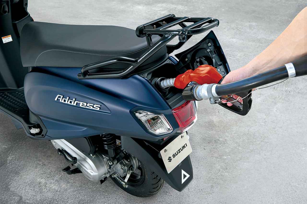 画像: ▲シートを開けずに簡単に給油できて、高級感もある。新型アドレスの給油口は、開発陣がこだわる「上質な高機能」をまさに体現しているのだ。