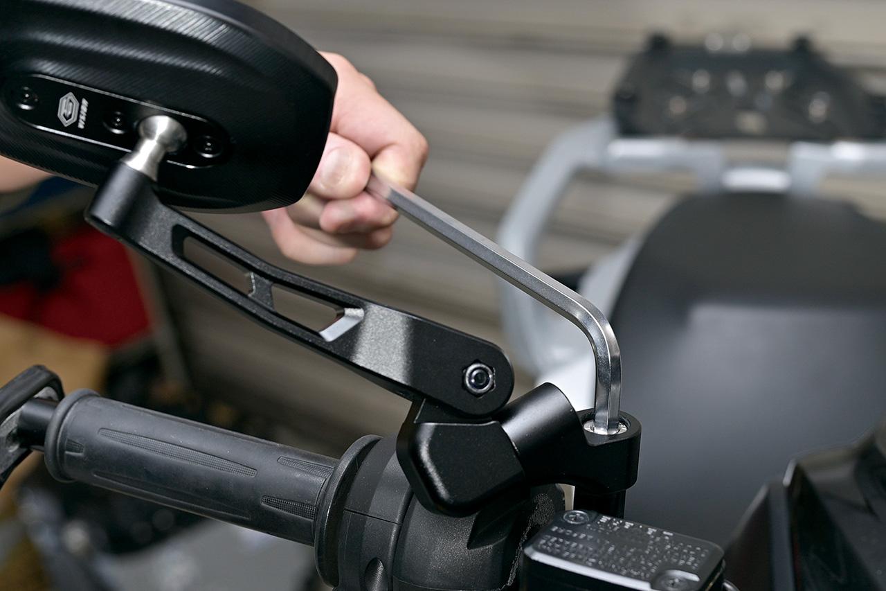 画像: ▲取り付けは標準的なミラーマウントにボルトオンで装着可能。ネジは2種のM10正ねじが各2本、M10の逆ねじが2本付属する。