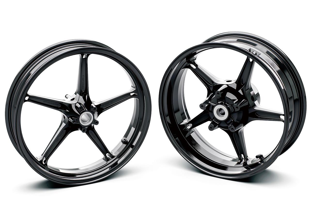 画像: ▲5本スポークのアルミホイールは同社の1390スーパーデュークRと同タイプ。サイズは前3.5×17インチ、後5.5×17インチ。純正タイヤはミシュラン製パワーカップ2。