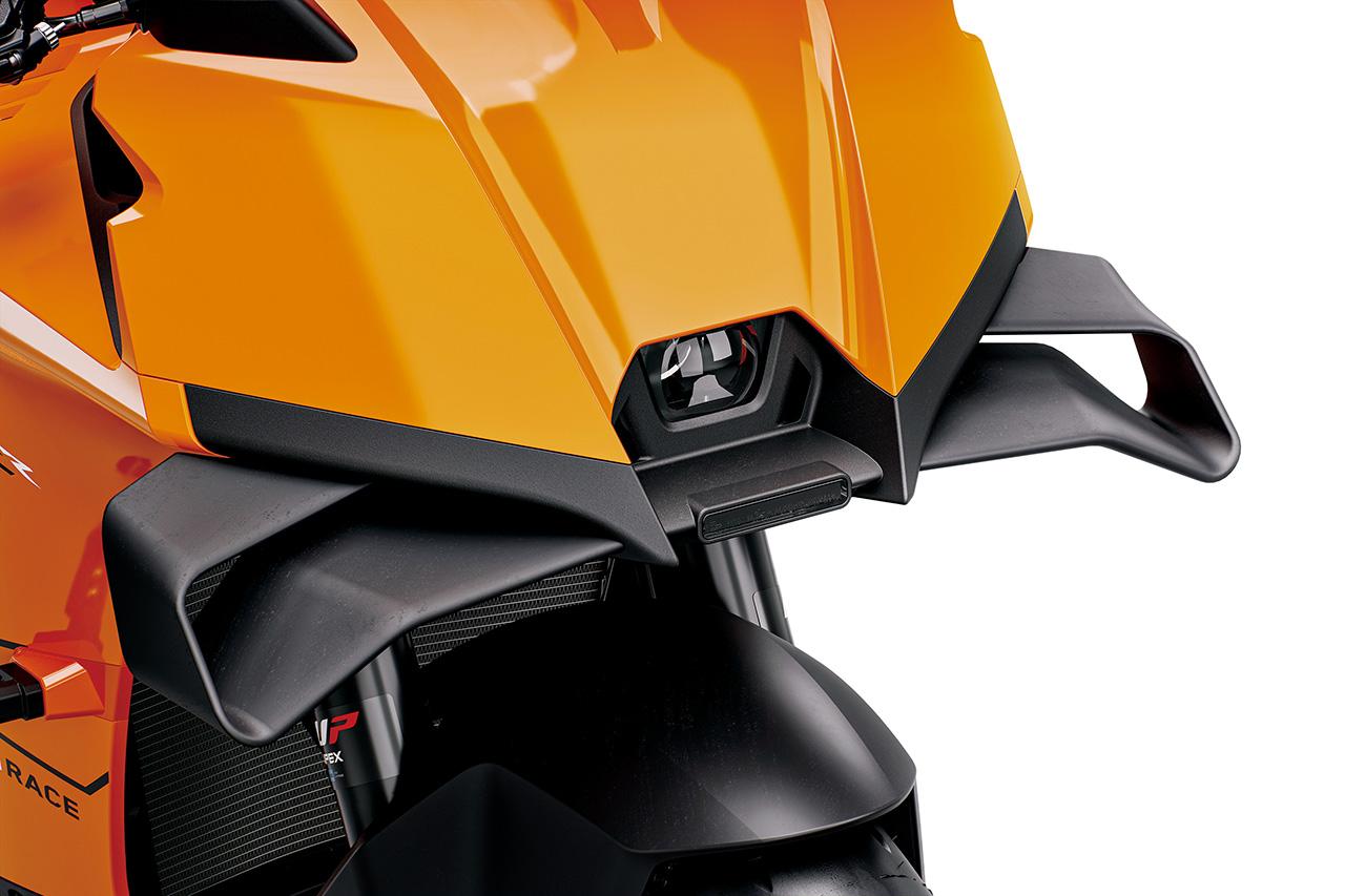 画像: ▲MotoGPマシン譲りのウイングレットは時速252km時に14.4kgのダウンフォースを発生。コーナリングやギャップ通過時の安定性に貢献してくれる。