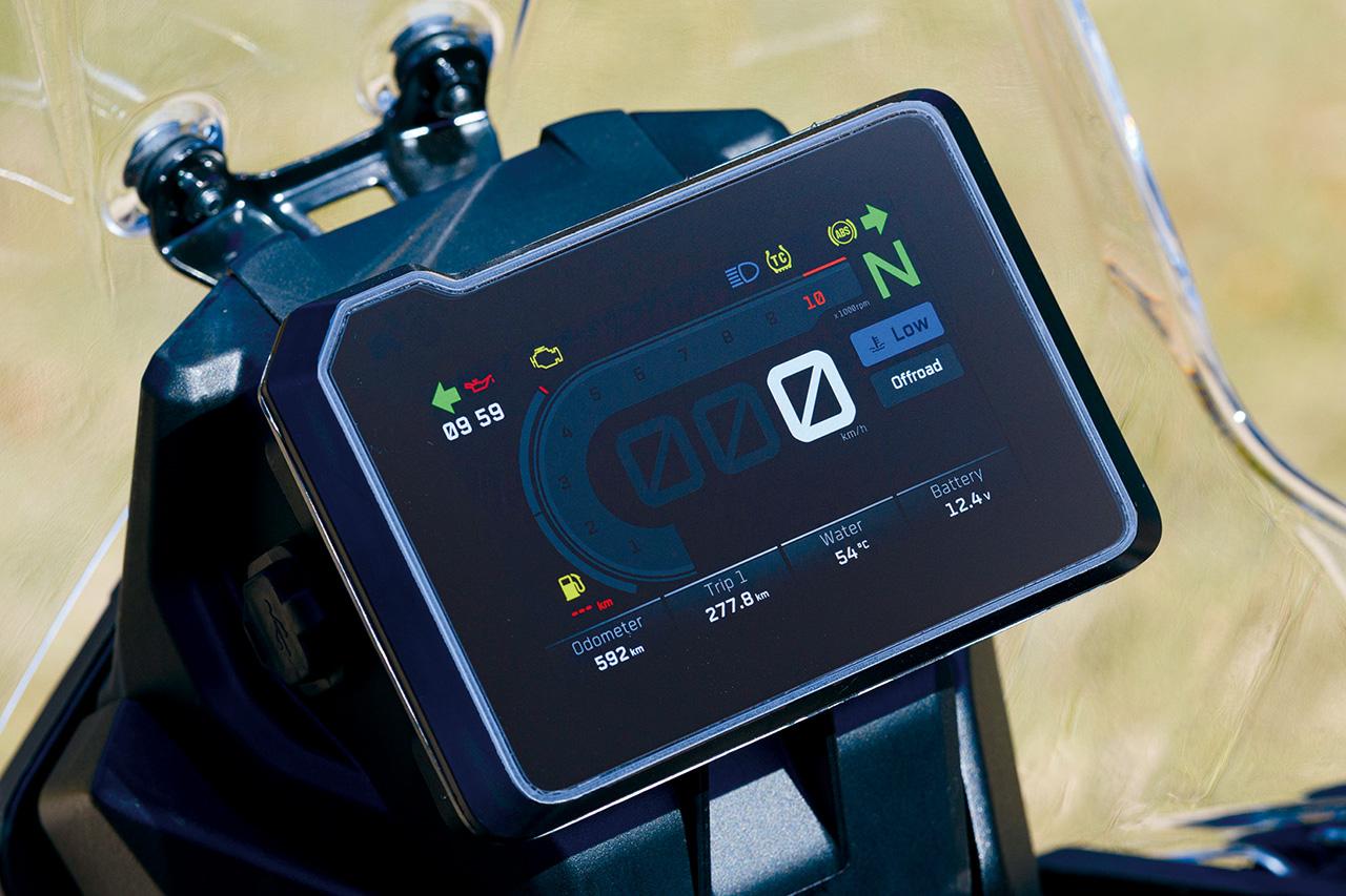 画像: ▲周囲にあわせて自動調光される5インチのTFTディスプレイメーターを採用。左のハンドルスイッチでライドモードやABS、トラコンの設定などが行える。