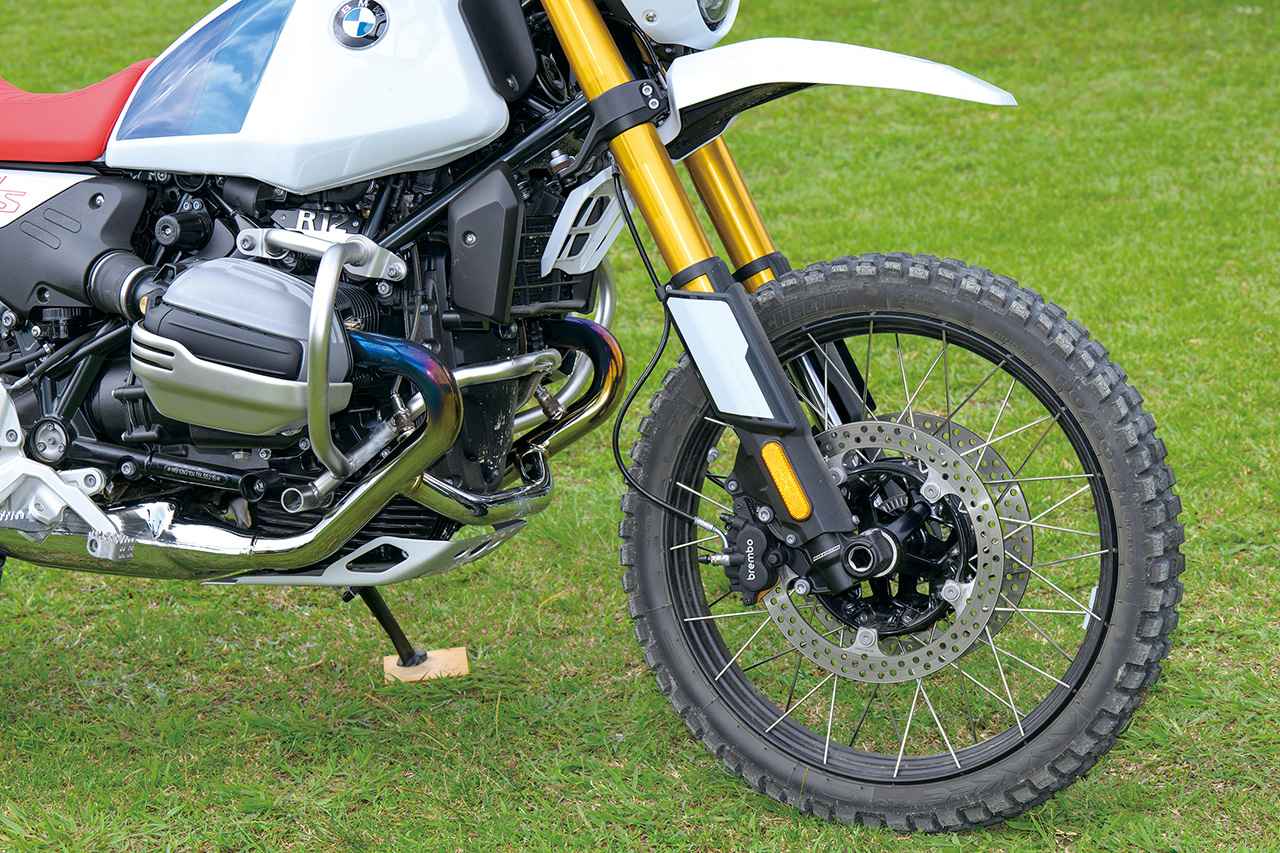 画像: ▲ストローク量210mmのΦ45mm倒立フォークはマルゾッキ製フルアジャスタブル。前後ともチューブレスタイヤ対応のクロススポークホイールを採用する。