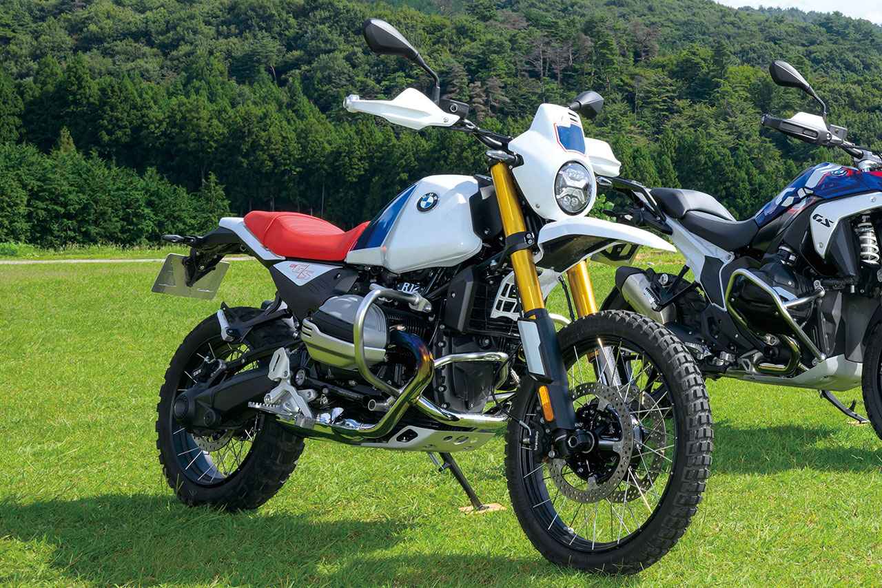 画像: ▲レトロスタイルを再現しただけでなくGSトロフィー2026の競技車にも選ばれた実力の持ち主がR12G/S。前後サスはフロント210／リア200mmのトラベル量を持ち、フレームはステアリングヘッドを前方かつ上方に移動、キャスター角とトレール量（26.9°／120.8mm、GSスポーツ26.8°／121.3nn）をオフロードに最適化している。