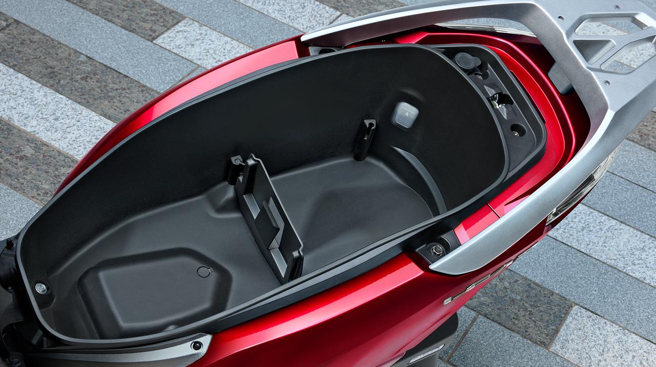 画像1: ホンダ「リード125」2026年モデル発表！ 新色キャンディーラスターレッド＆バニラホワイトを採用し1月29日発売