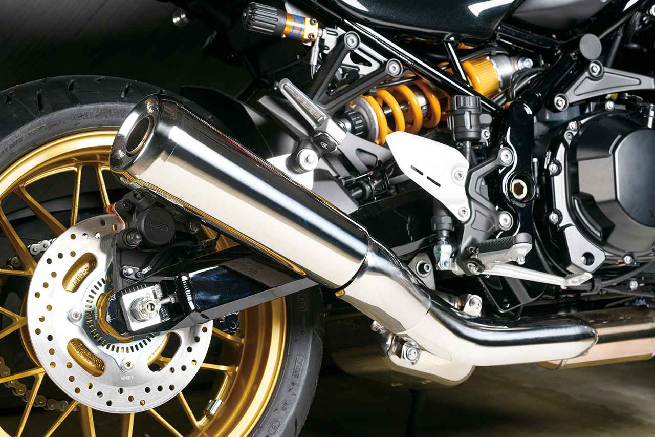 画像: ▲新設計のコンパクトヘッダーとサブチャンバーを備え、サイレンサーは7cm延長。排気効率とサウンドチューニングを両立し、重厚で心地よい音質を実現。