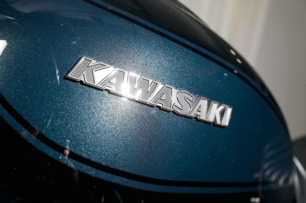 画像: ▲タンク上には「Black Ball Edition」のロゴが入り、給油口もブラックアウトされた専用品を装着する。