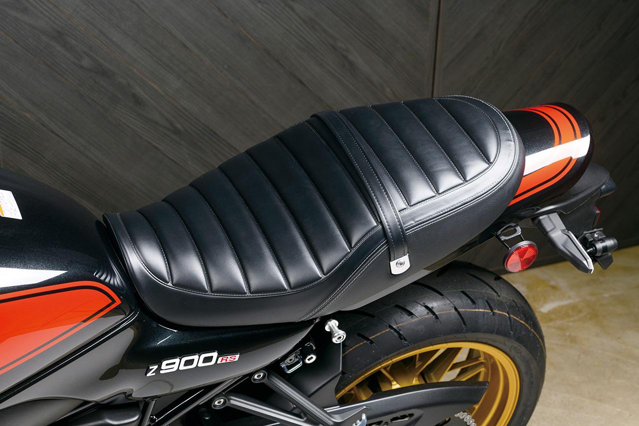 画像: ▲専用デザインのシートは程よく段付きで着座位置の自由度を確保。タックロール部ウレタン増量で座り心地も向上、旧型同様の足つき性を維持。