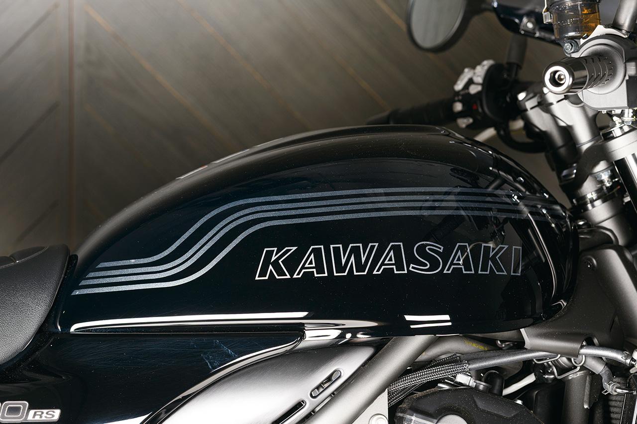 画像: ▲燃料タンクには、往年の「マッハ」シリーズへのオマージュとしてレインボーラインのグラフィックを採用。転写フィルムで表現されたKAWASAKIロゴは、下地のボディカラーが透けて見える仕様となっている。