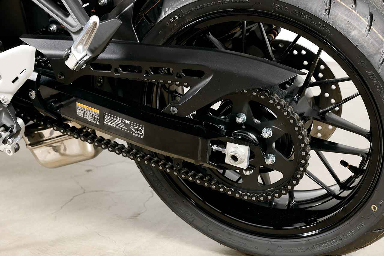 画像: ▲Black Ball Editionには、光沢を抑えた専用ブラックチェーンとスプロケットを標準装備。足まわりまで統一感のある精悍な仕上がりとしている。