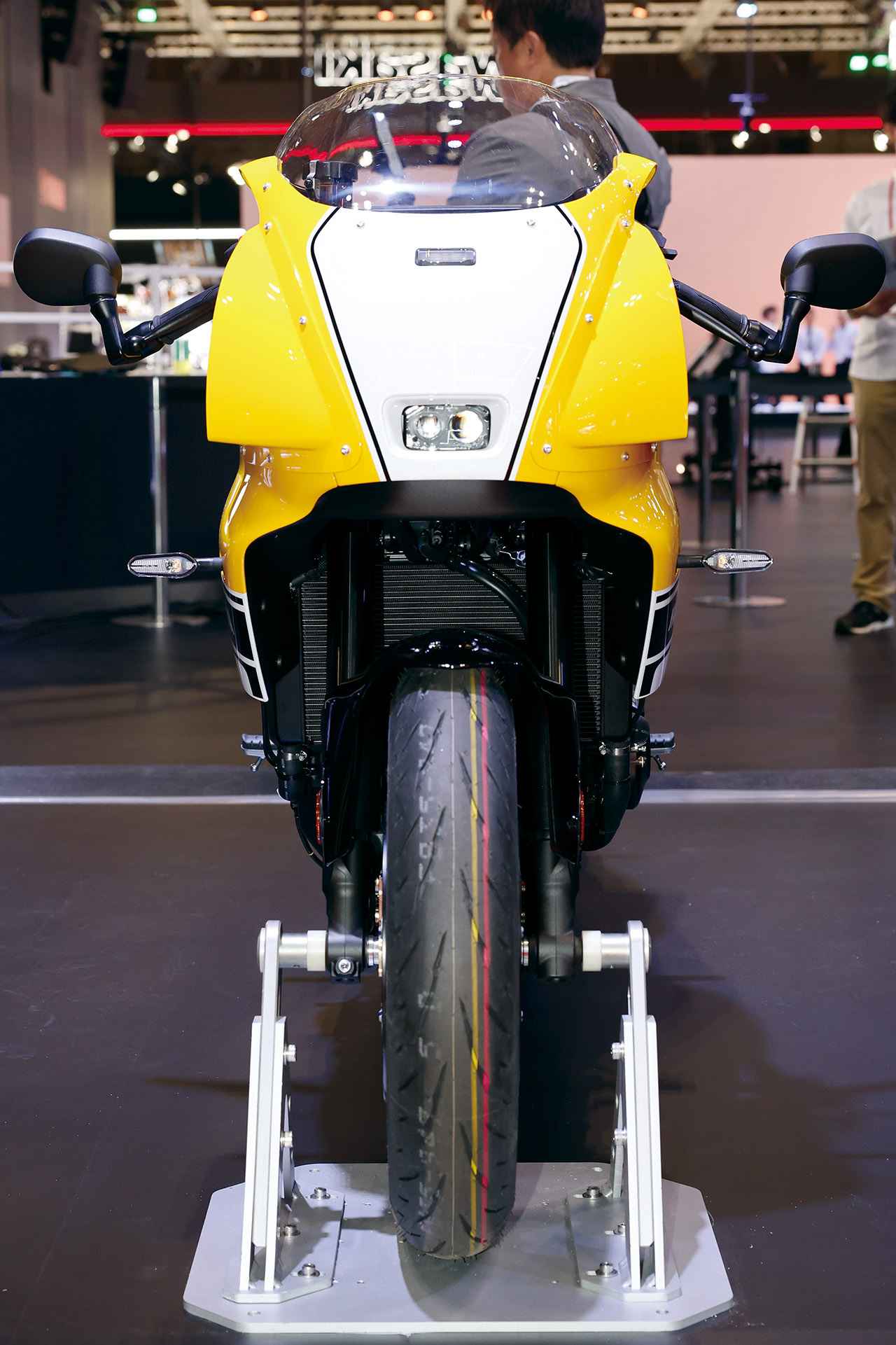 画像1: ▲新色のレジェンドイエロー、すなわちインターカラーと呼ばれる、ブラックのスピードブロックラインの入ったイエロー。インターカラーと言えば、誰もが真っ先に思い浮かべるのが、アメリカ人初のロードレース世界王者“キング”ケニーこと、ケニー・ロバーツではないだろうか。