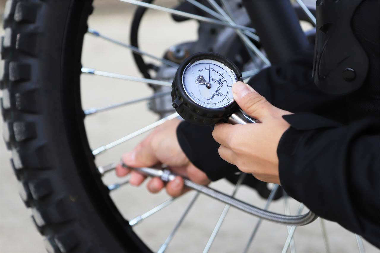 画像: ▲エアゲージを貸していただき、空気圧を調整。コンプレッサーも用意されているので、自走の方は帰り際、空気圧を元に戻すのを忘れずに!