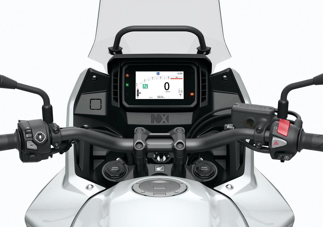 画像: ▲5インチフルカラーTFT液晶メーターには、スマートフォン連携機能(Honda RoadSync)に対応。ナビゲーション、音楽、メッセージ通知などをメーター上で操作・表示できる。