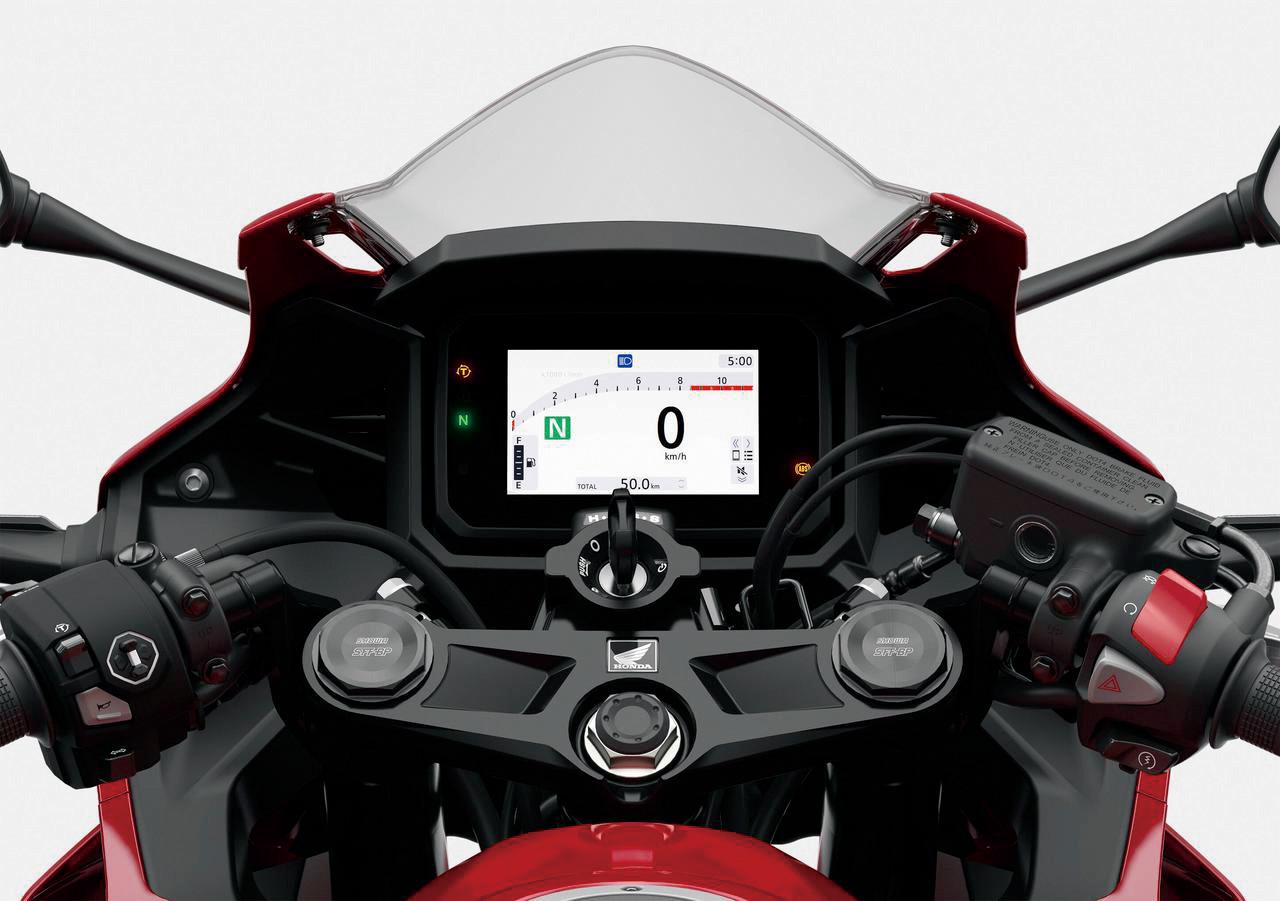 画像: ▲明るく高精細な5インチTFT液晶のメーターを採用。「Honda RoadSync」アプリの連携により、スマートフォンの着信通知・音楽再生・ナビ・天気情報などが表示できる。