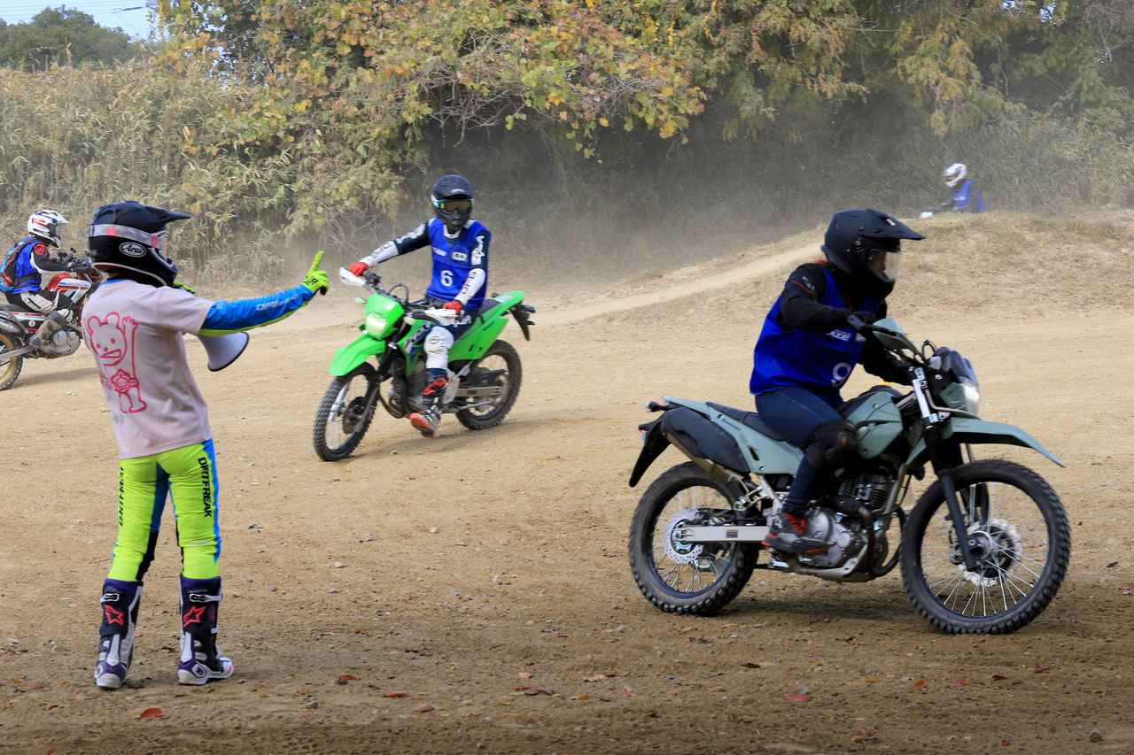 画像: ▲指導中もひとりひとりの動きを側で見て「いいね、いいね」と声をかけてくれるマイカルチャンプさん。初めての走行で苦戦している時でも前向きに練習できます。