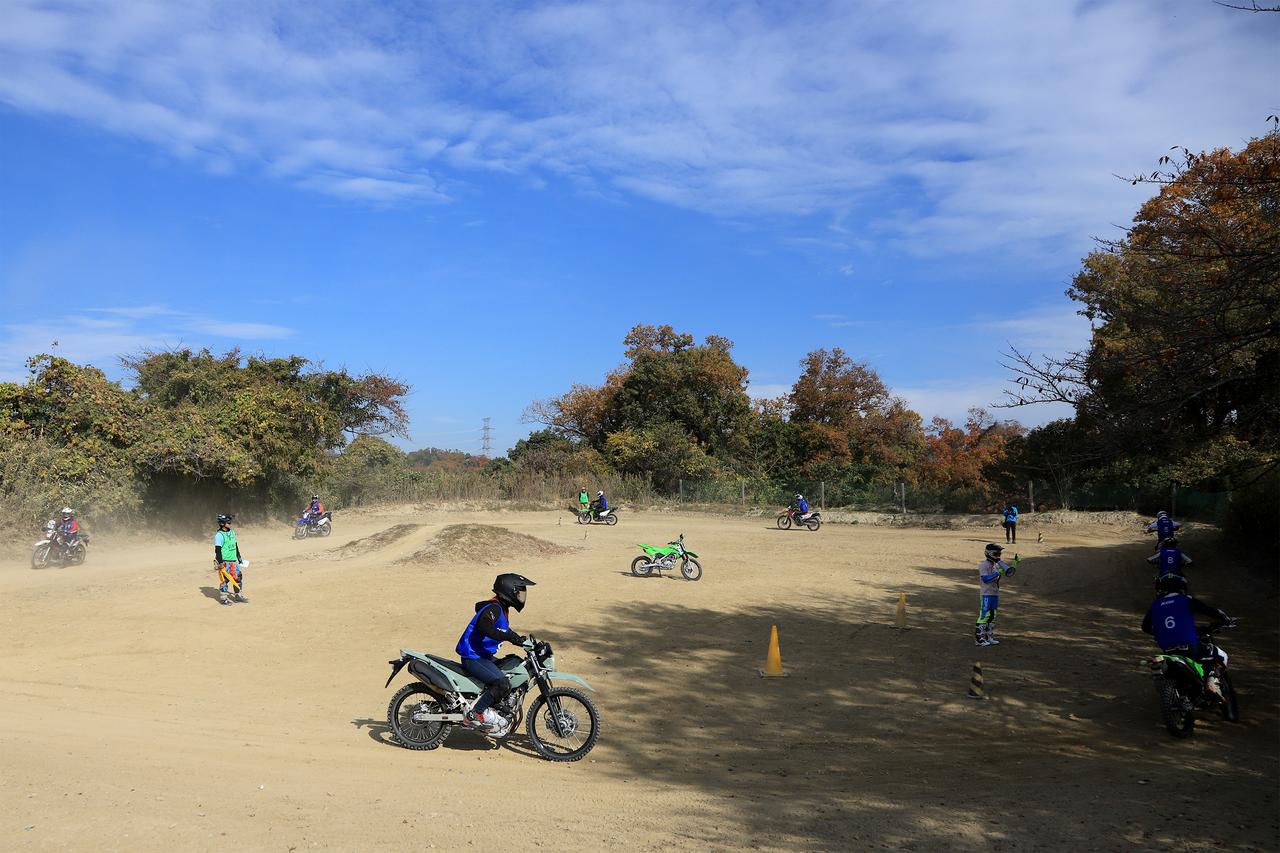 画像1: ▲特に印象的だったのは、フロントブレーキだけを使って減速する練習です。ブレーキの操作中に、ハンドルを切ったり車体を傾けたりすると、フロントタイヤが滑ってしまうのがオフロードの特徴。この練習は、転倒を防ぎ、メリハリをつけてアクセルを開けるために欠かせない基礎トレーニングなのだそうです。