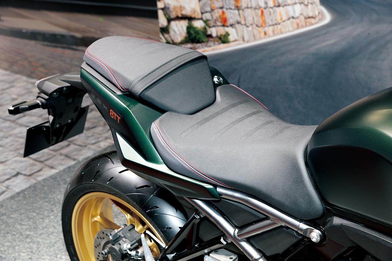 画像: ▲シートは滑りにくい専用表皮を採用。Tにはタックロール風のワディングが用意される。