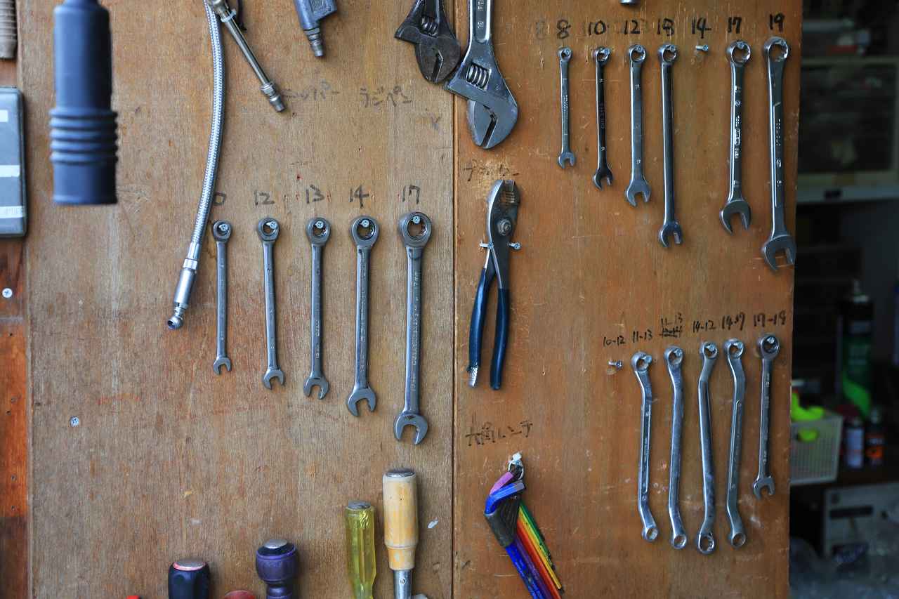 画像1: ▲本部には様々な径のコンビネーションレンチやモンキーがずらり。必要に応じて借りることができます。取り外すパーツや養生を施す場所などが分かりやすく示された説明書も用意されていました。