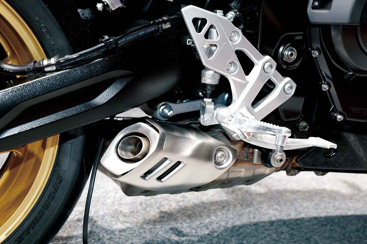 画像: ▲エンジン後端に顔を出すショートサイレンサーはGSX-8Sと同様の形状だが、シルバー仕上げの遮熱板が備わる。