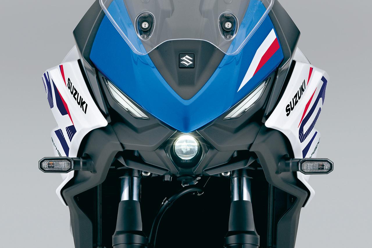 画像: ▲灯火類はすべてLED化。GSX-S1000GX譲りのデュアルプロジェクターLEDヘッドライトとポジションライトが、鋭く精悍なフロントフェイスを構成。スクリーンは3段階の調整が可能。