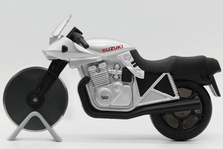 画像4: カタナ好き必見! 赤い“カッターナ”が登場|ライダーに愛されるスズキ「カタナ」型ピザカッターの新色が楽天市場で予約販売開始