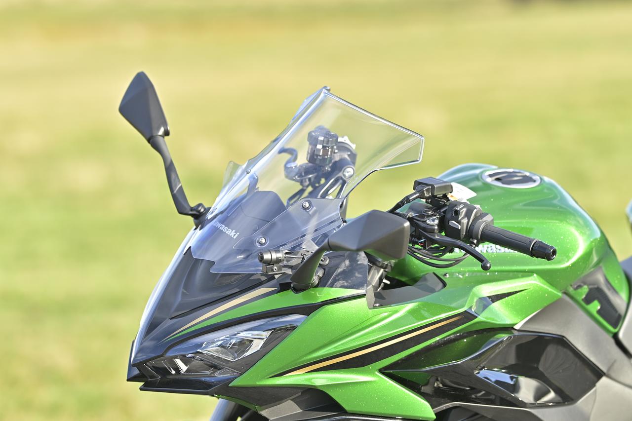 画像1: ▲手動で4段階の角度調整が行なえます。高速道路の走行時は一番立てた角度がとてもラクだと感じました。