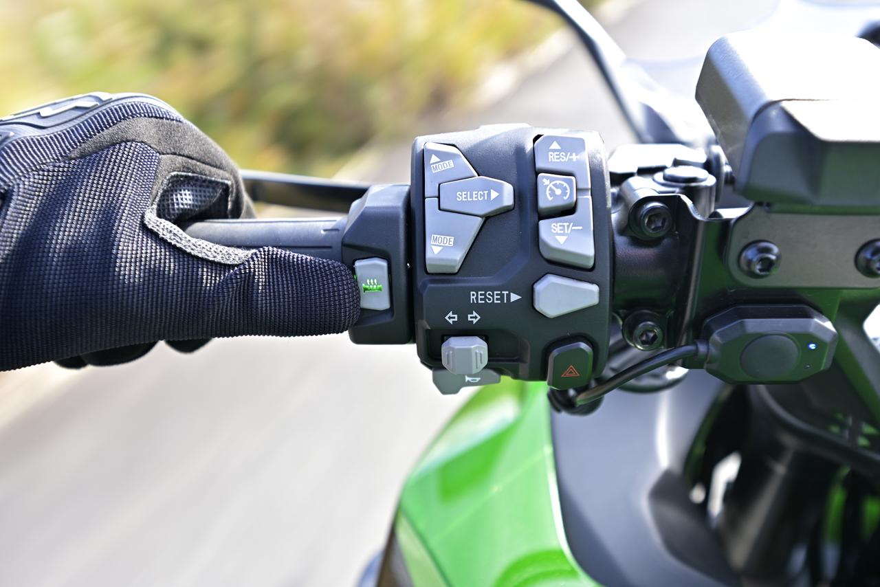 画像: ▲グリップヒーターは押した後に光る点滅の数で、高・中・低の温度を見分ける仕組み。