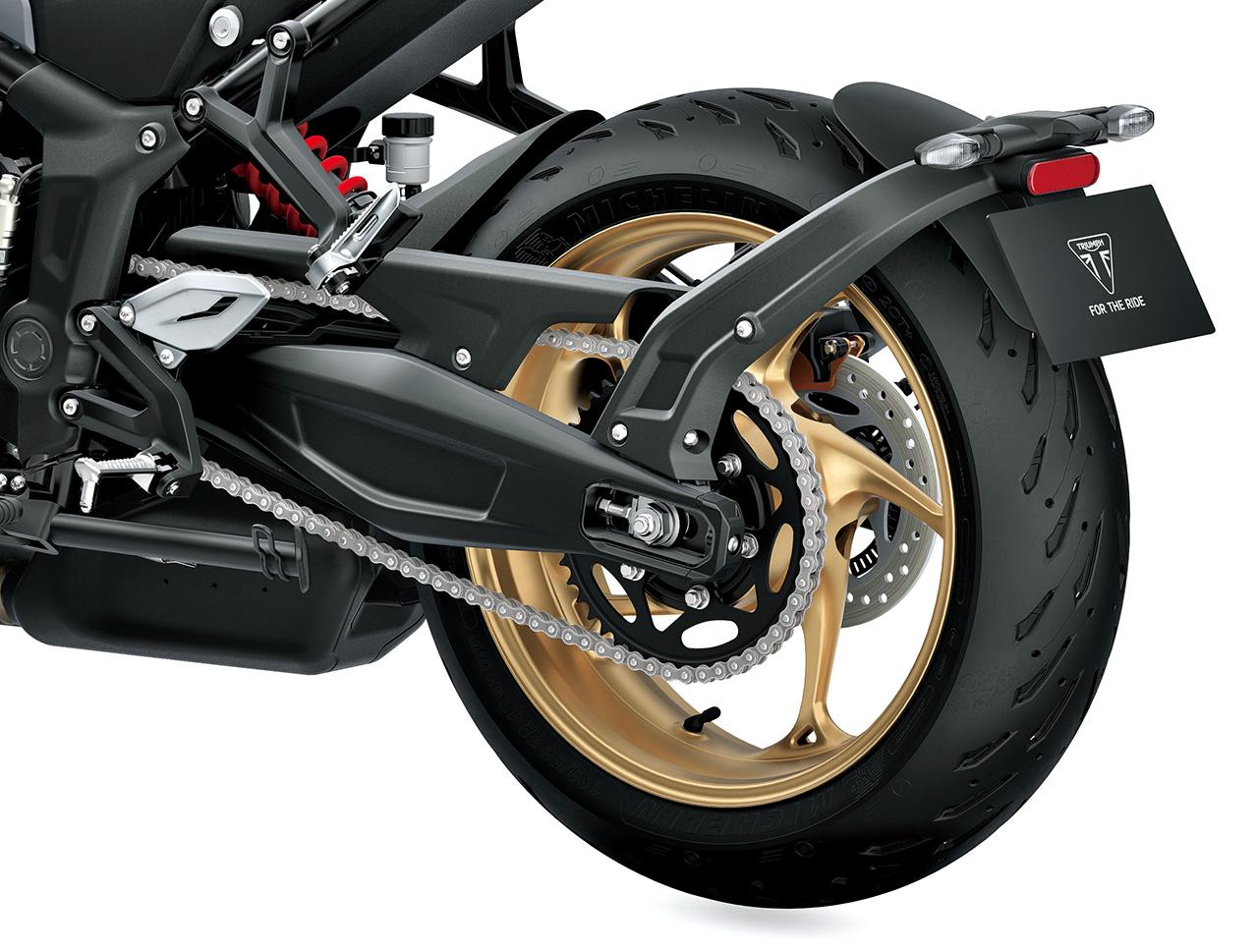 画像: ▲足まわりはフロントにショーワ製Φ41mm倒立フォーク、リアには調整可能なモノショックを備える。シート高は810mmとこのクラスでは良好な足つきだ。