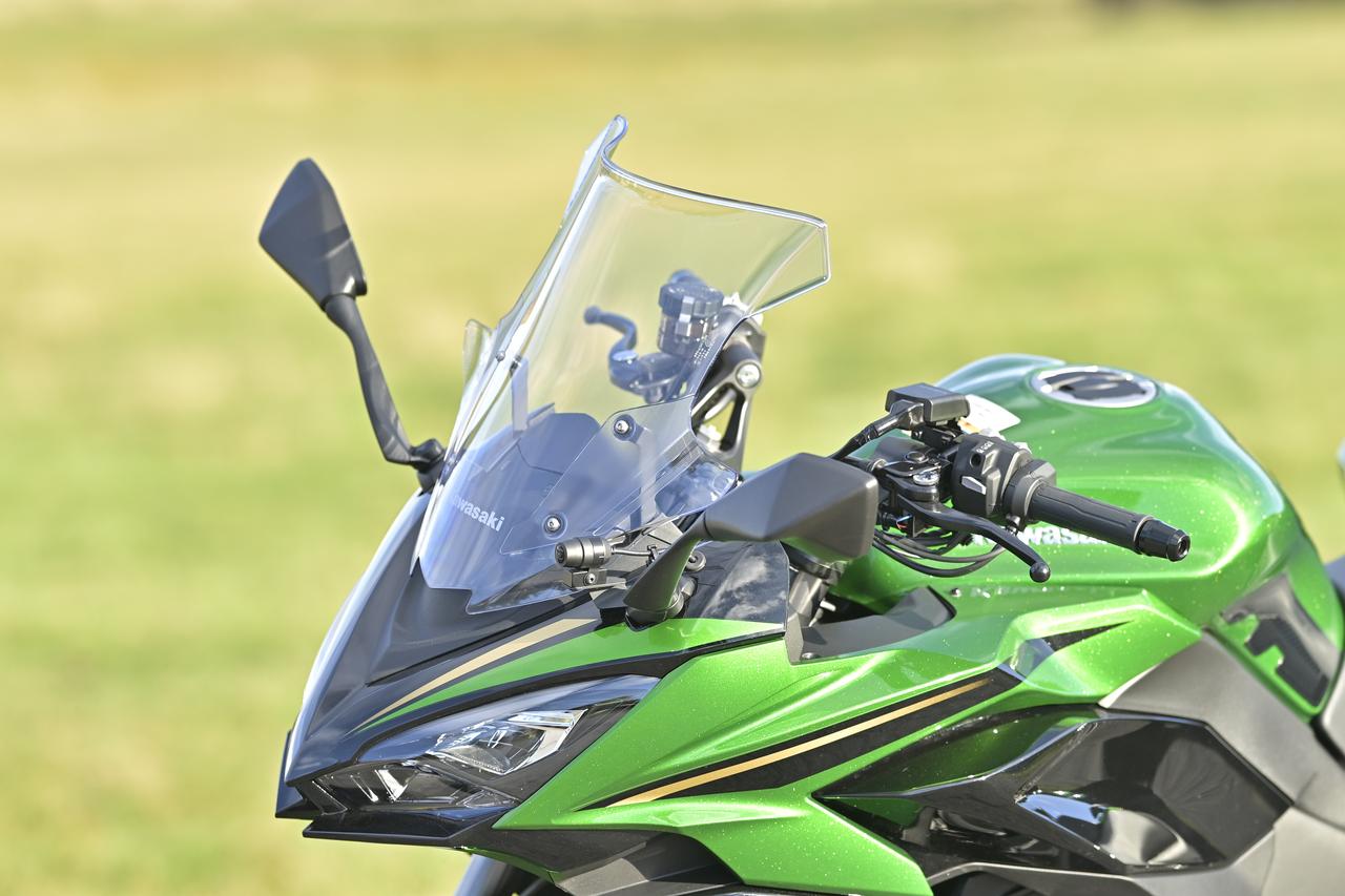 画像4: ▲手動で4段階の角度調整が行なえます。高速道路の走行時は一番立てた角度がとてもラクだと感じました。