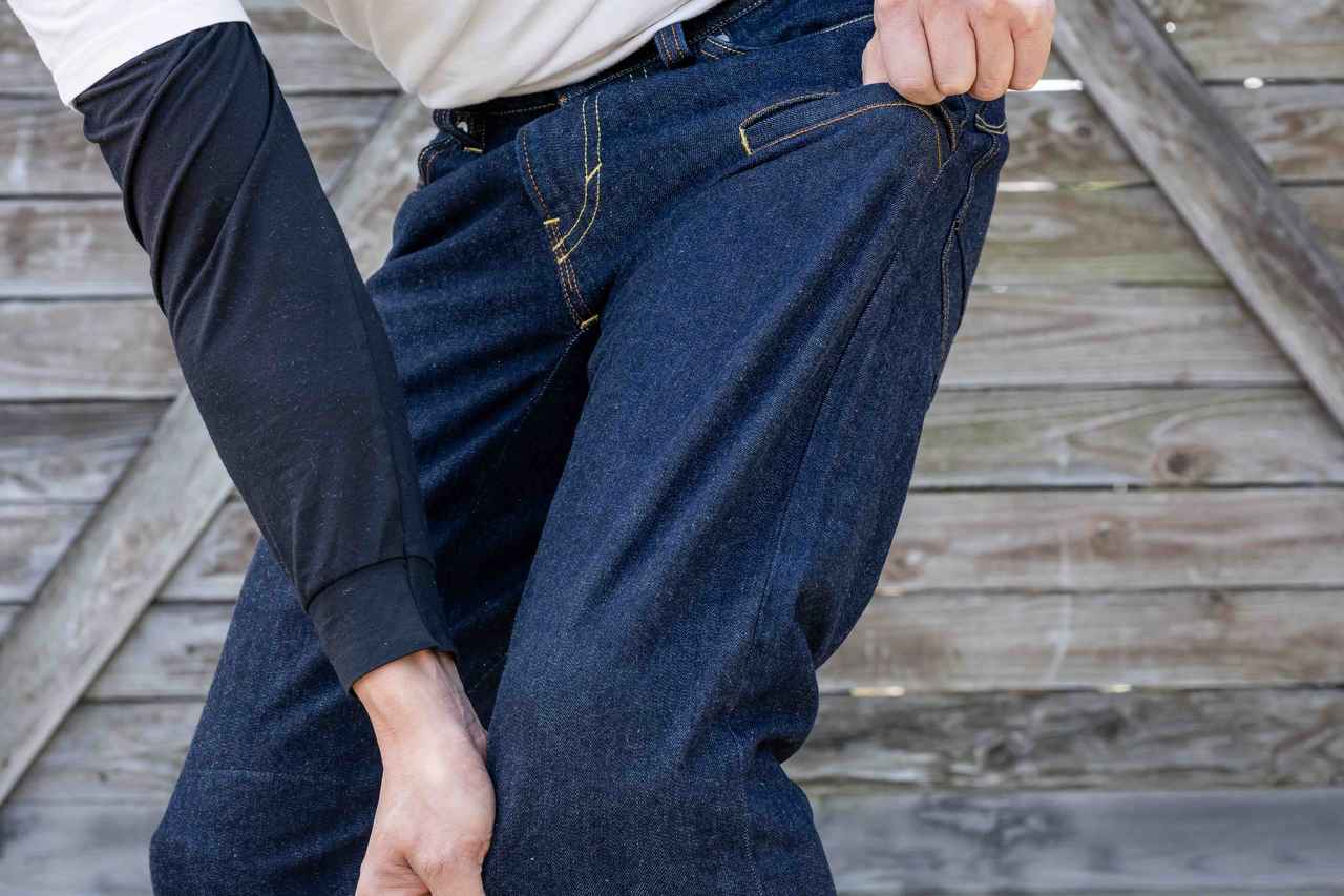 画像3: ▲縦にも横にも伸びる（厳密には斜め方向に伸びる）、マルチストレッチ機能を持つ。