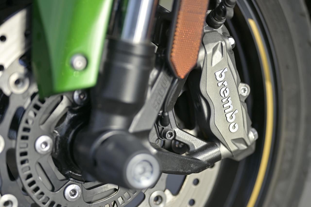 画像: ▲『SE』はブレンボ社製M4.32フロントブレーキキャリパーとブレーキディスク、それにステンメッシュ製ホースを組み合わせています。高い制動力と優れたコントロール性を両立。