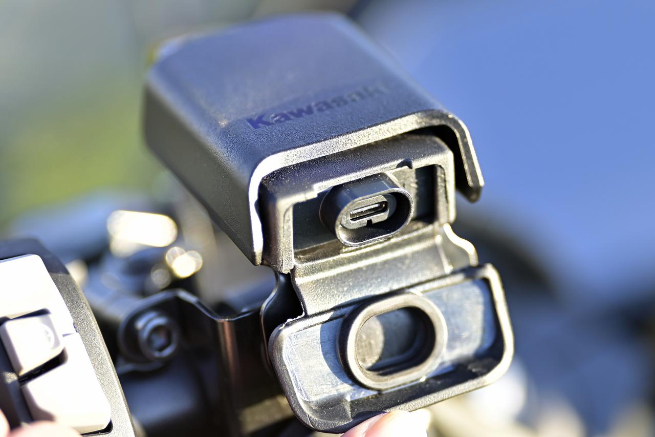 画像1: ▲防水キャップ付きの純正電源ソケット。ケーブルはUSBタイプCと手持ちの端末に合うものをご用意ください。