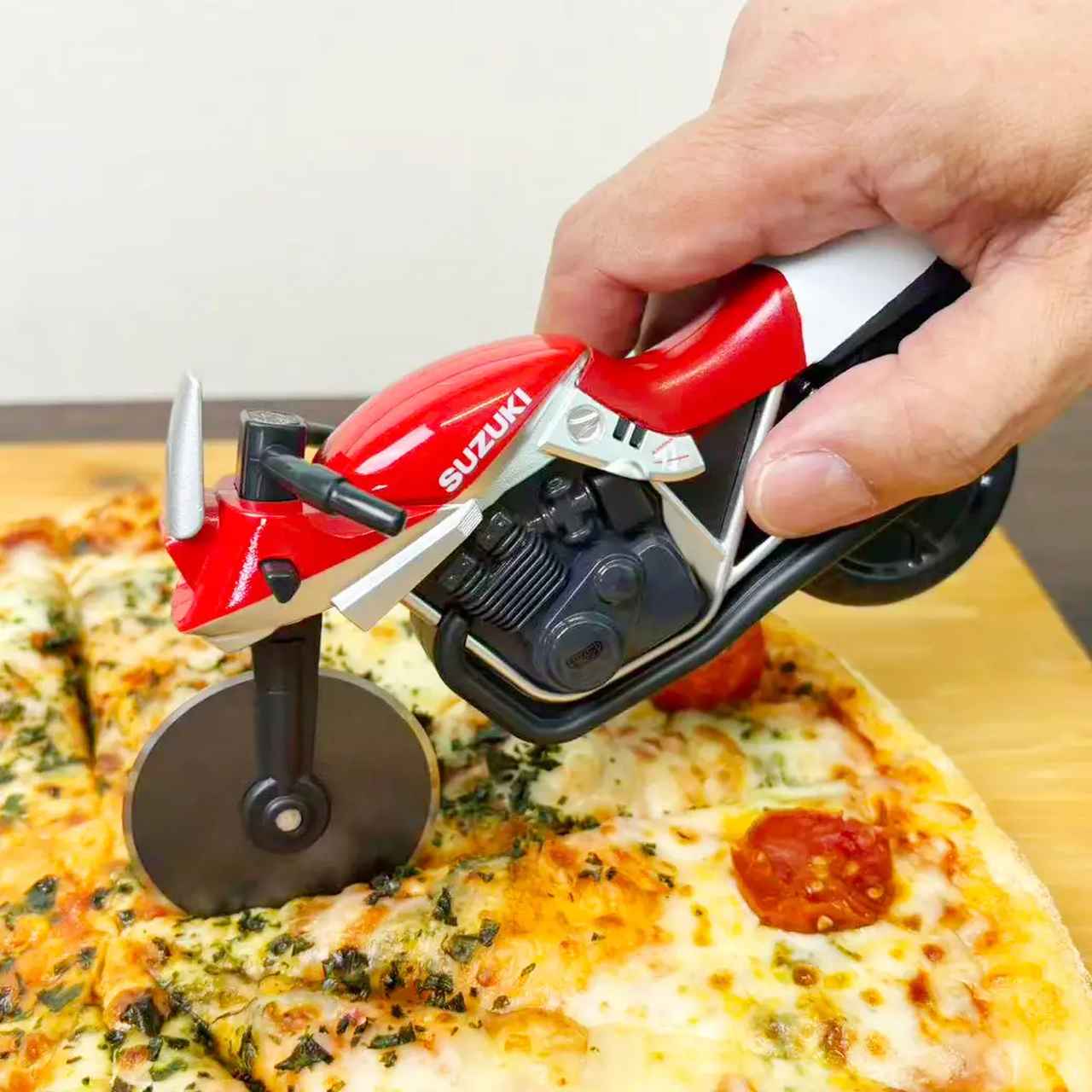 画像: 株式会社フェイス ピザカッターナ 本体:ABS樹脂 本体サイズ:18cm×6cm 品質表示:食器洗浄機、食器乾燥機、使用不可 発売日:2025年12月20日 税込価格:2640円