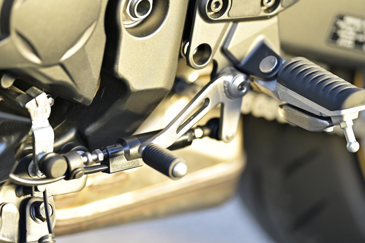 画像: ▲KQS(カワサキクイックシフター)も標準装備。この『1100』から作動可能な回転数が1500rpmまで落とされ、アイドリング+αの状態から使用できるようになりました。シフトアップ&ダウンのどちらにも対応しています。