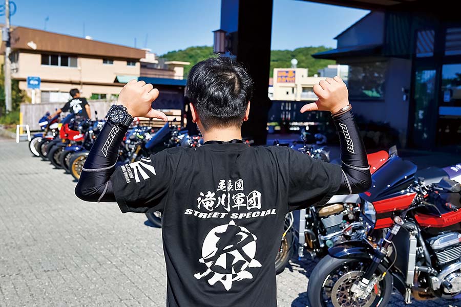 画像: ▲知らなければ少し宗教がかって見えもするけれど(失礼)、こんなTシャツも着て楽しむ(100着完売)。しゃぼん玉と滝川さんがお客さんたちに愛される証拠なのだ。