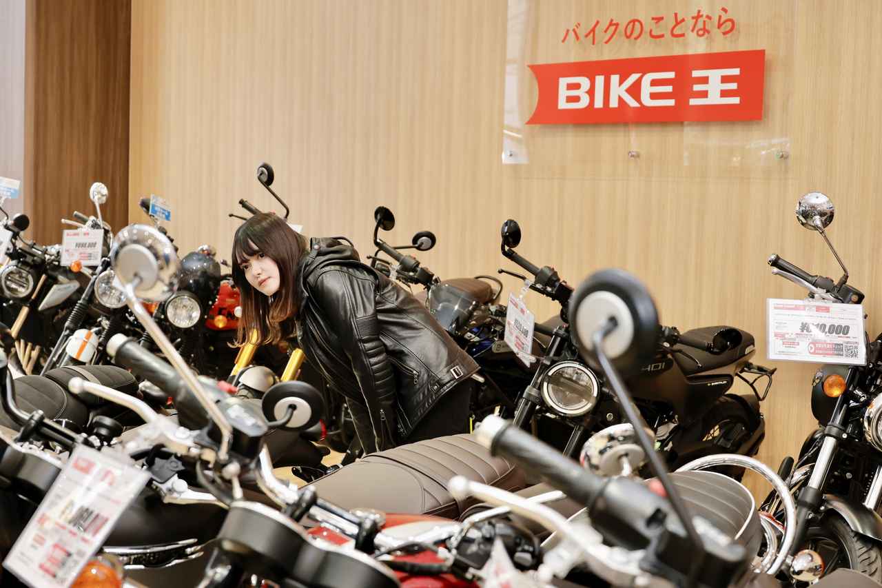 画像: ▲思わぬ出会いがあるのも中古車を扱っているお店の魅力。思わず真剣な顔で車両を物色する、るなもさん。気になる大型バイク、見つかりました？