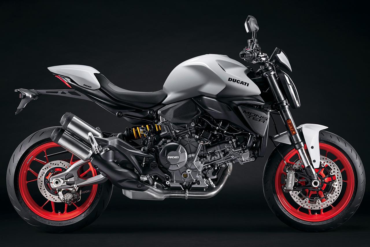 画像: ▲上級グレードの「MONSTER＋」はウインドシールドとパッセンジャーシートカバーを標準装備。シングル仕様となりよりスポーツネイキッドと言える佇まいだ。