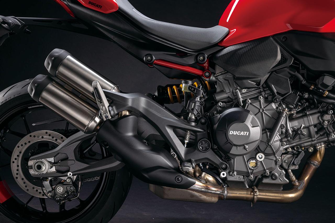 画像: ▲上下2連のデュアルエキゾーストが迫力あるリアビューを演出。ワンピースタイプのシートは775mmというシート高を生み出している。