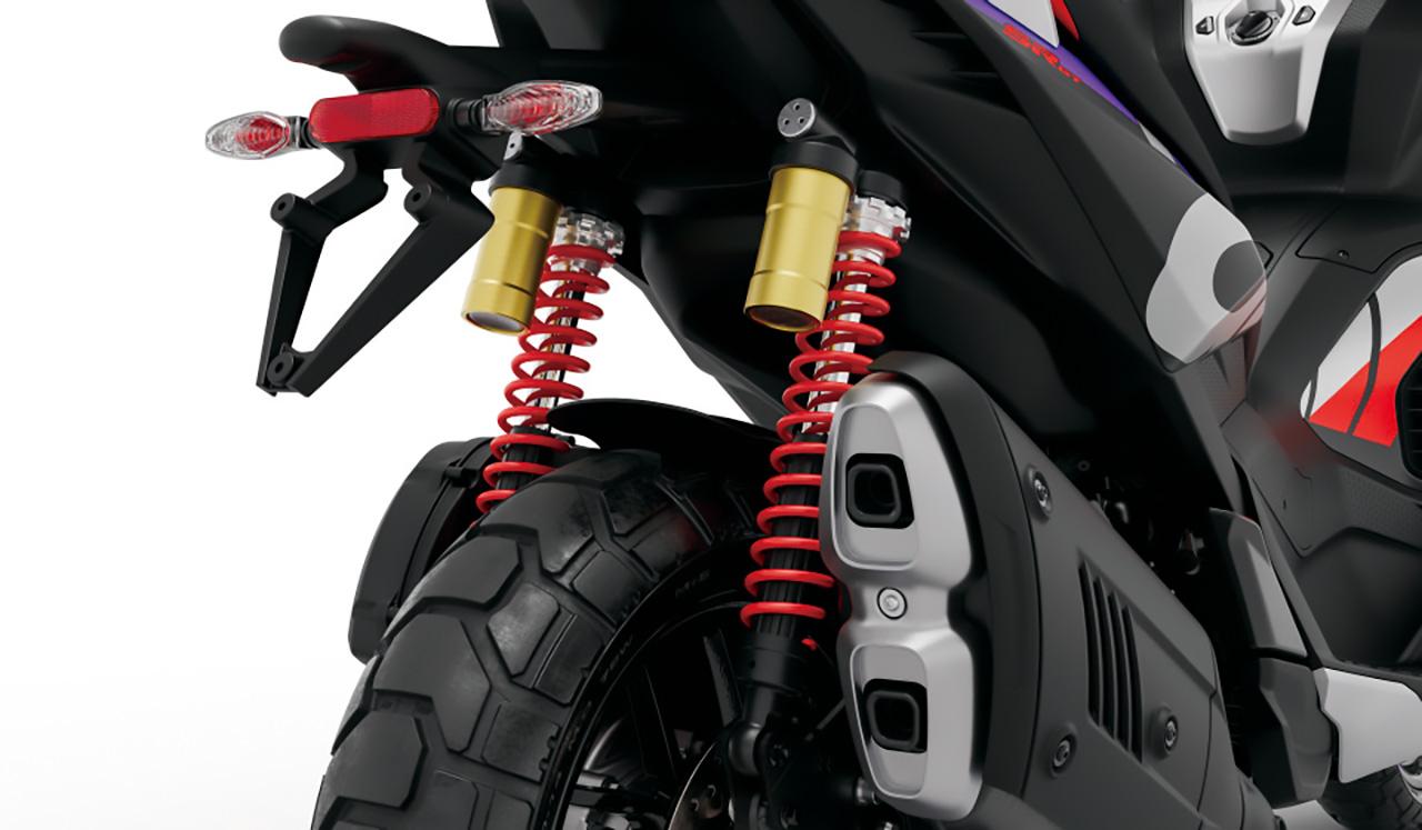 画像: ▲リアショックはリザーバータンク付きのデュアルタイプを装備。マフラーはスポーツバイクをイメージしたスポーティなデザインを採用する