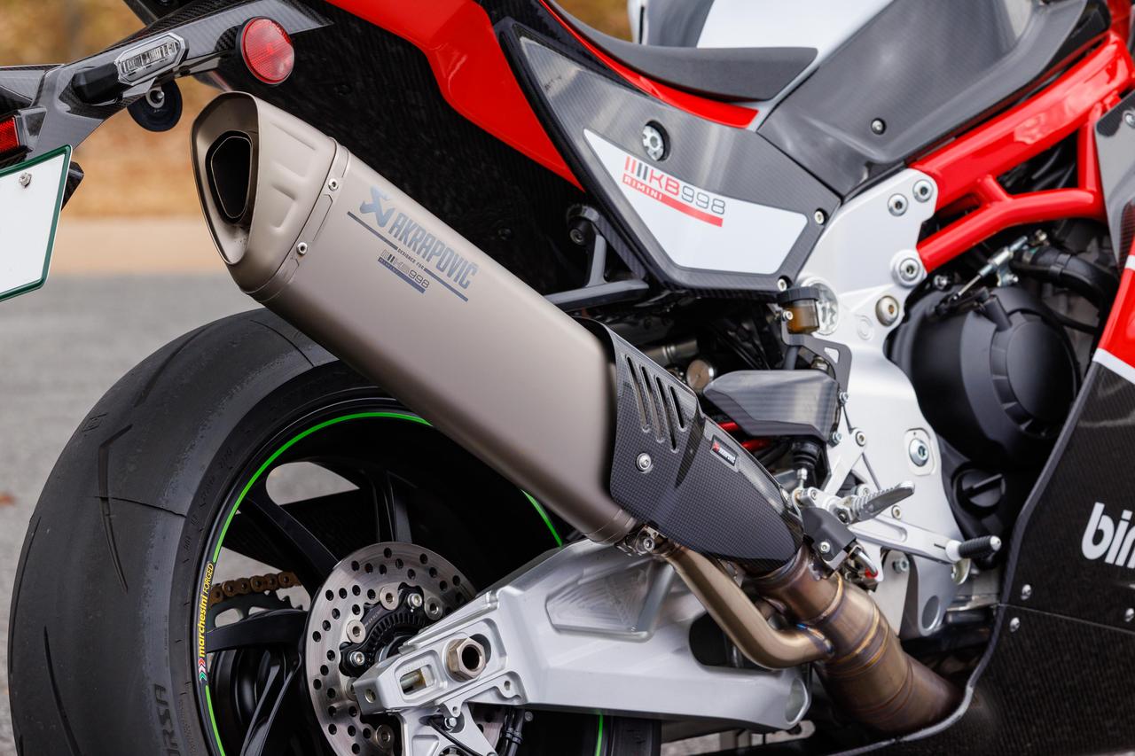 画像: マフラーはアクラポヴィッチ製。ZX-10RRのハイパフォーマンス4気筒と抜群のバランスを見せ、そのエキゾーストノートはとても堪能的。スロットルを開けるのが気持ちいい。