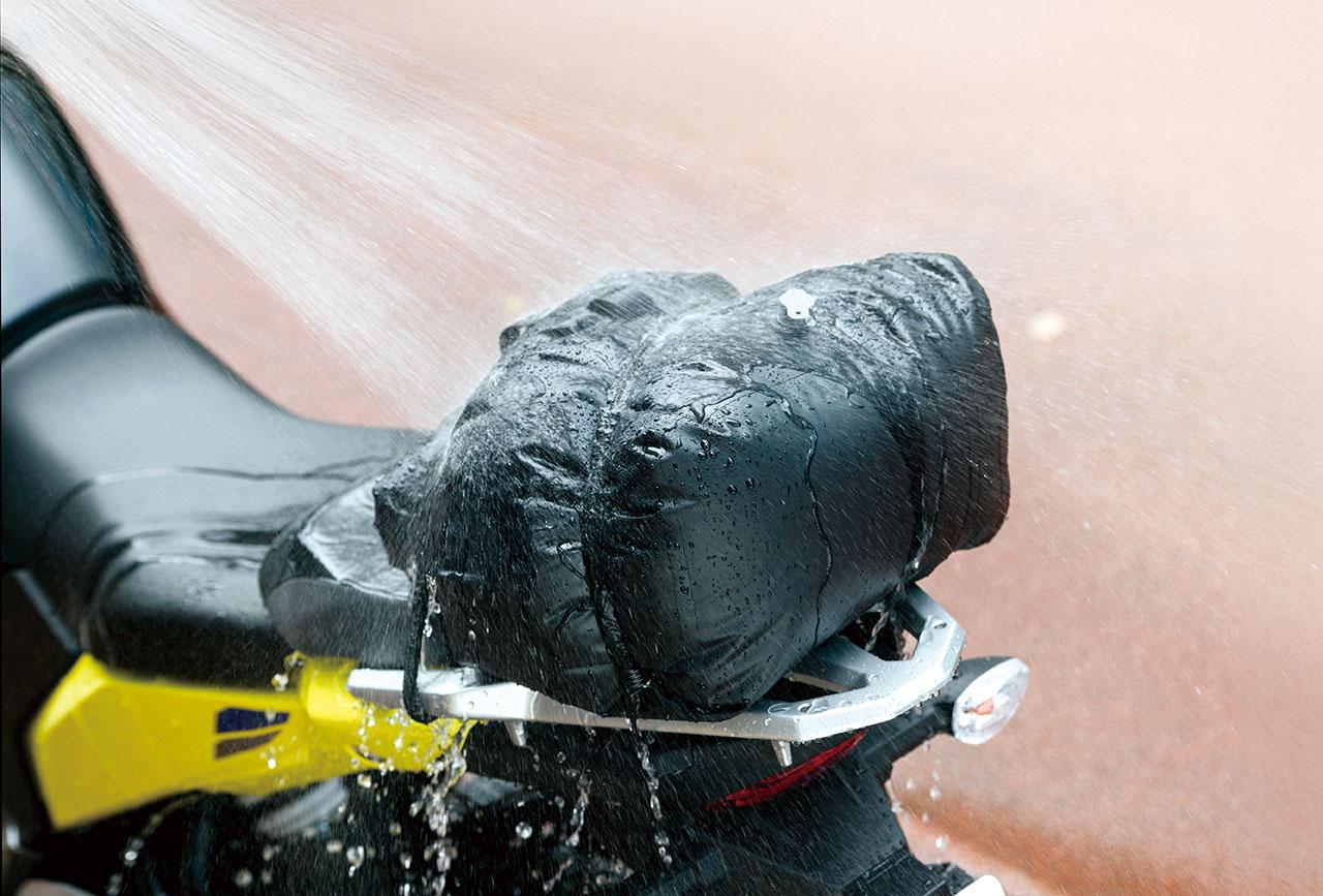 画像: ▲防水性は完璧。ナイロン生地のインナーバッグは雨の中を持ち運ぶときに気室内に浸水することがあるが、この製品なら中身が濡れる心配がない。
