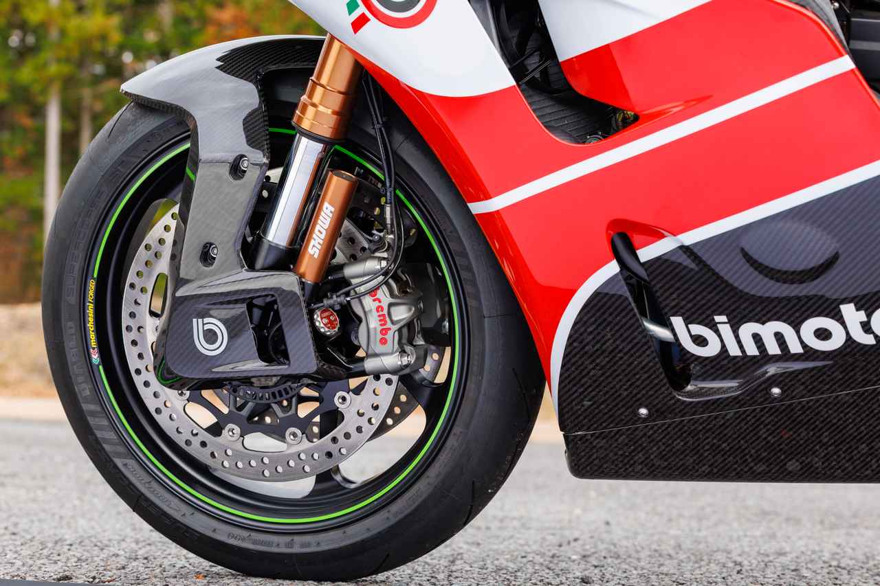 画像: フロントフォークはショーワ製ø43mmBFFフロントフォーク。キャリパーはモノブロックのブレンボ製M50。カーボン製フロントフェンダーも凝った形状だ。