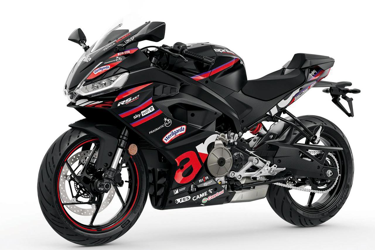 画像: ▲アルミ製フレームからスイングアーム、ステアリングプレートに至るまでレーシーなブラックフィニッシュで仕上げられ、マシン全体の印象を引き締めている。