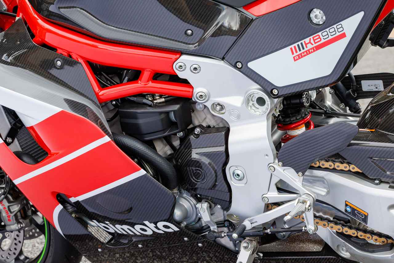 画像: クロームモリブデン鋼とアルミ削り出しパーツを組み合わせたメインフレーム。ピボットはカセット式、リアサス取り付け部分はエキセントリック式で細かいシャシーのセットアップが可能になっている。