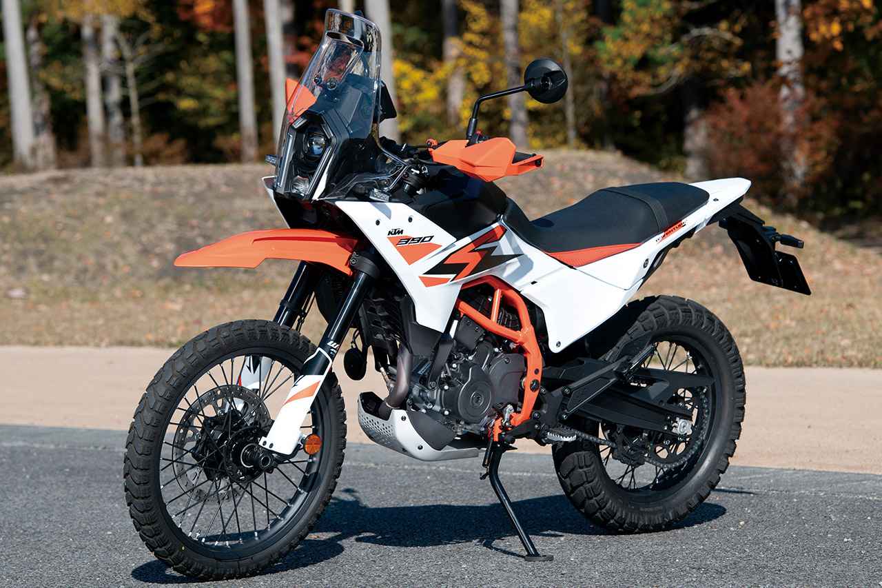 画像: ▲ここまで現代のラリーマシンに酷似したシルエットを持つバイクは、世界中のメーカーを見回してもそれほど多くはない。