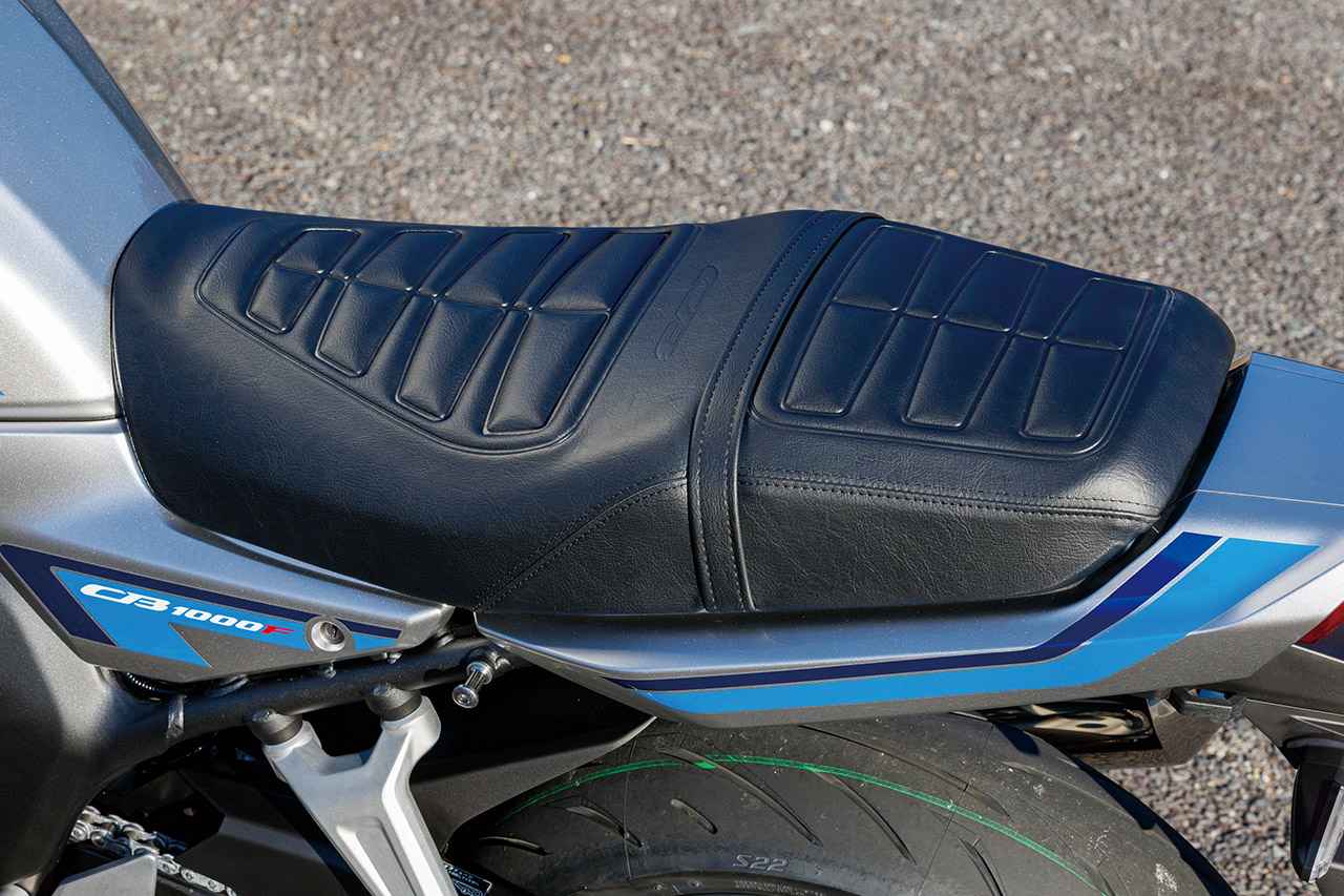 画像: Honda コンフォートシート（CB1000F） 税込価格：3万9710円 材質：PVCレザー/ソフトウレタン/PPボトム カラー：《表皮》ブラック
