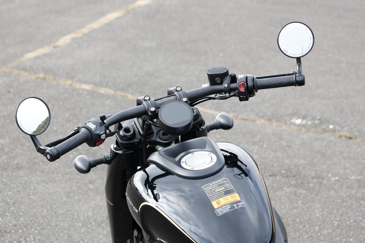 画像: ハンドルバーはブラック仕上げのフラットタイプ。トップブリッジから長めのライザーを介してマウントされており、ポジションもリラックスしたものを可能にしている。