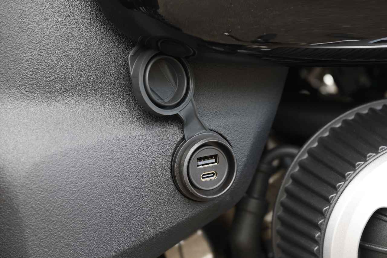 画像: 車体左側、タンク下にはUSB電源ポートを2連で装備。上段がUSB-A、下段がUSB-Cタイプで、防水キャップも完備。スマートフォンなどアクセサリーへの電源供給に便利だ。